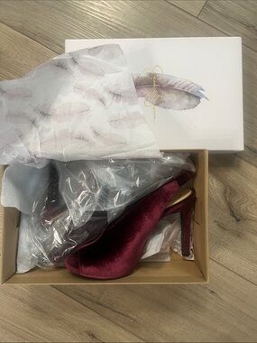 Women’s Brand new Jessica Simpson Burgundy Velvet High Heel Pumps